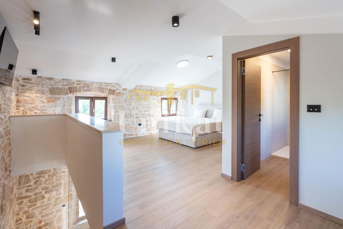 Renovirana kamnita hiša s bazenom